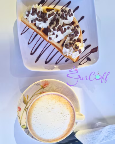 Gofre artesanal recién preparado en GurCoff con vapor saliendo
