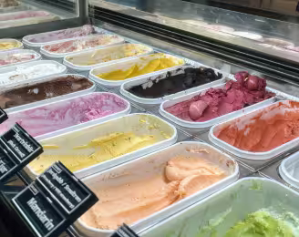 Comparación visual entre helado artesanal e industrial